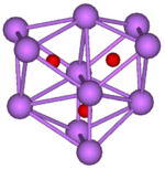 三个两两共面的正八面体的球棍模型。三个正八面体有一条共用棱。这一结构的11个顶点上的紫色球代表铯，每个八面体中心的小红球代表氧。