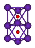 两个共面的正八面体的球棍模型。这一结构的9个顶点上的紫色球代表铷，两个八面体中心的小红球代表氧。